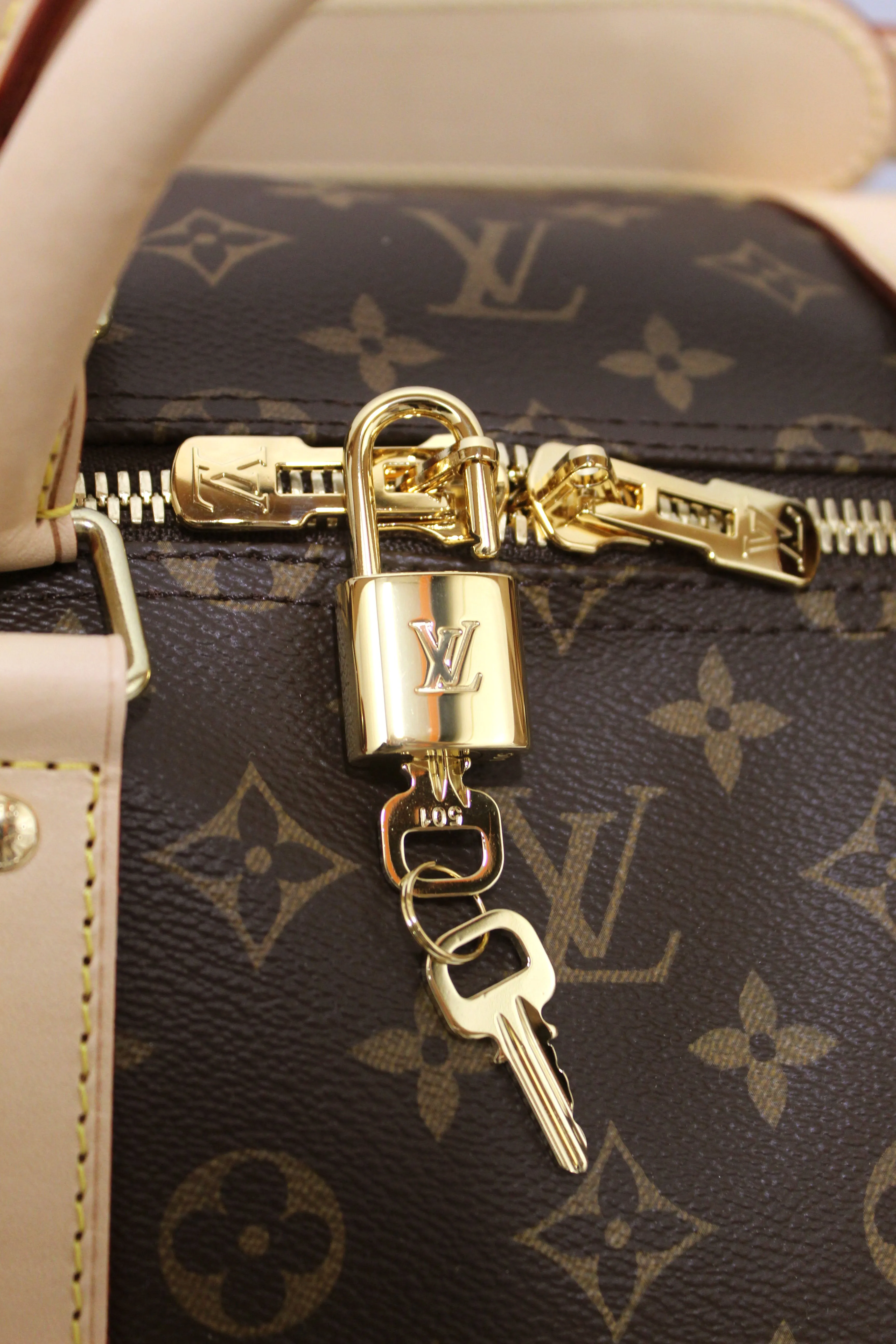 Authentic Louis Vuitton Classic Monogram Canvas Keepall Bandoulière 55 Travel Bag
